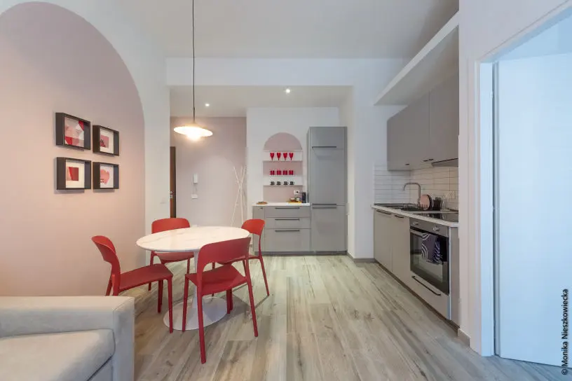 aguardo-alla-zona-pranzo-di-Airbnb-a-milano-urban-in-love-di-placetostay