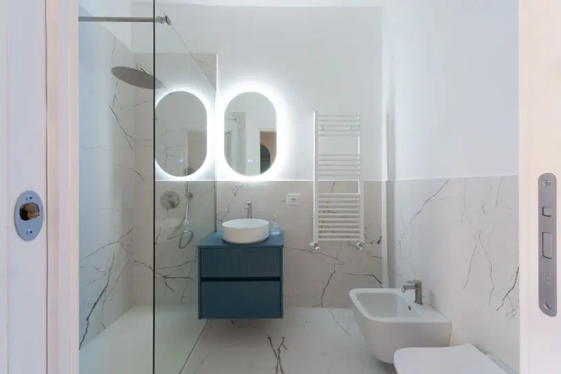 Aida-Bereket-Debas-Design-decorazione-allestimento-con-pile-di-libri