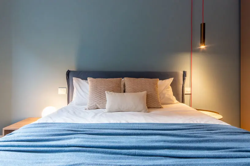 Fotografare-la-finestra-decorata-con-tendaggi-di-lino-candelabri-di-aida-bereket-debas-design