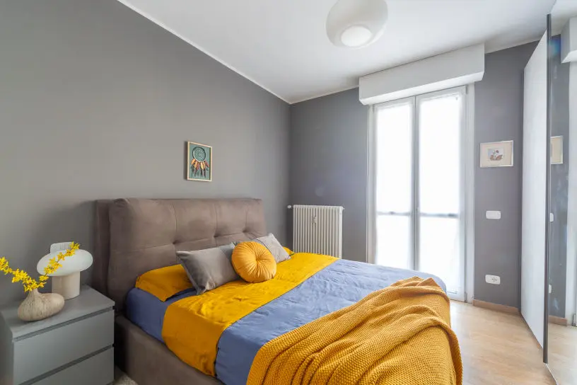 home-staging-di-casa-abitata-arredata-e-fotografia-immobiliare-ca,era-da-letto-con-cuscino-leroymerlin-e-coperta-gialla-maison-dumond