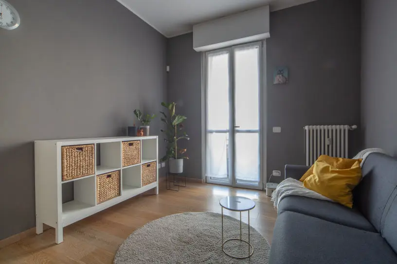 home-staging-di-casa-abitata-arredata-e-fotografia-immobiliare-con-il-tappeto-rotondo