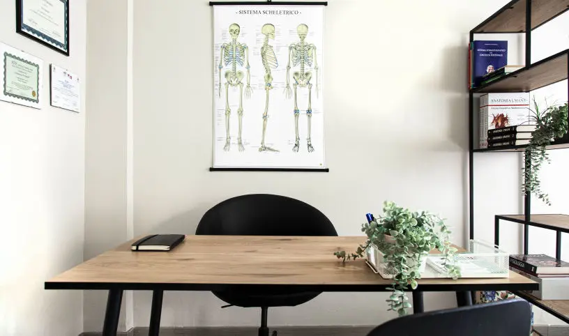 work-place-scrivania-con-diplomi-di-corsi-competenze